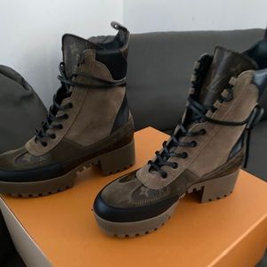 Louis Vuitton Desert Laureate Size 39.5